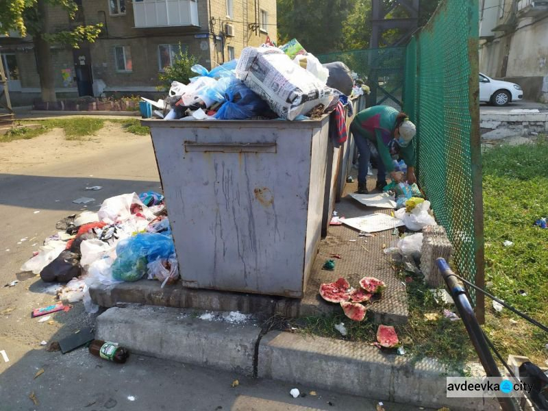 В Авдеевке коммунальщики устроили забастовку, город завален мусором: в чем проблема