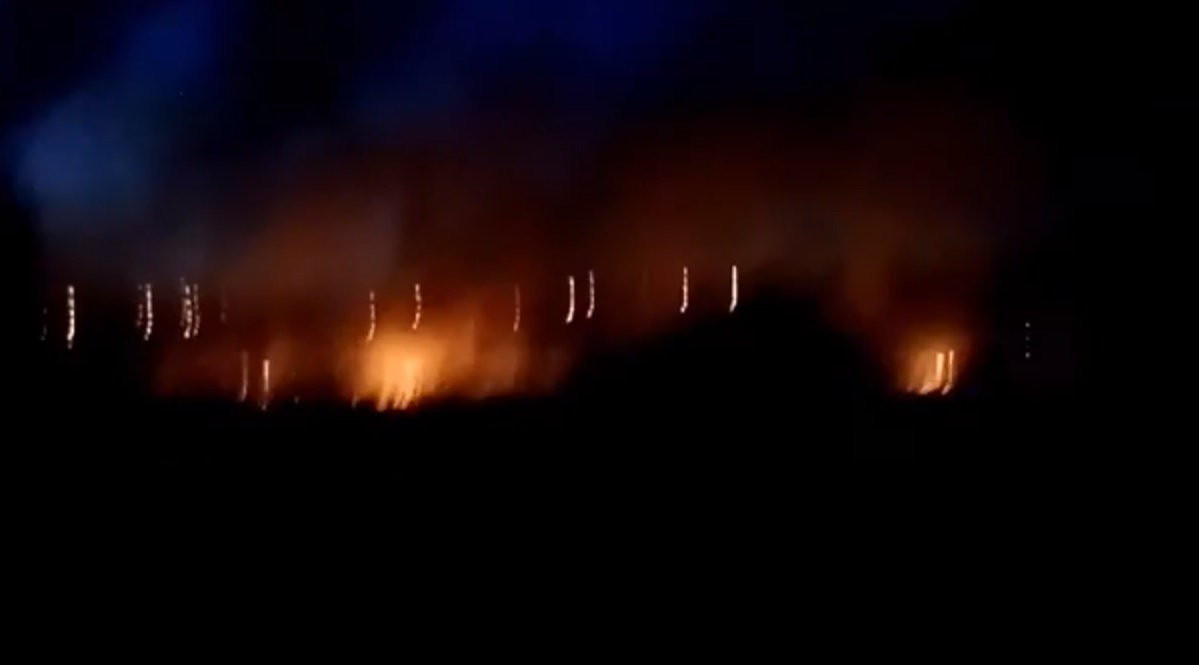 В Мариуполе горит территория возле пост-моста, появилось видео