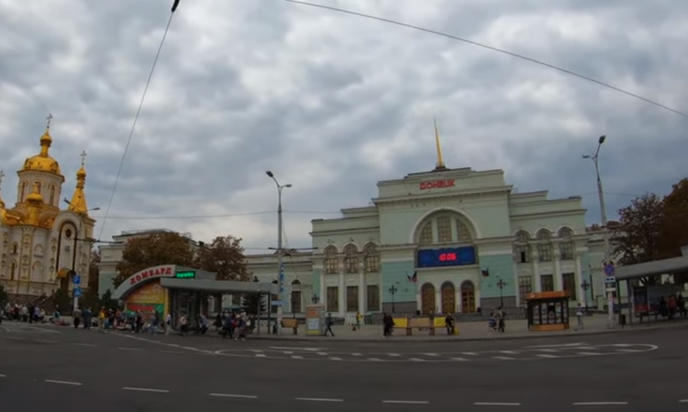 Как выглядит час пик возле ЖД вокзала в оккупированном Донецке: фото
