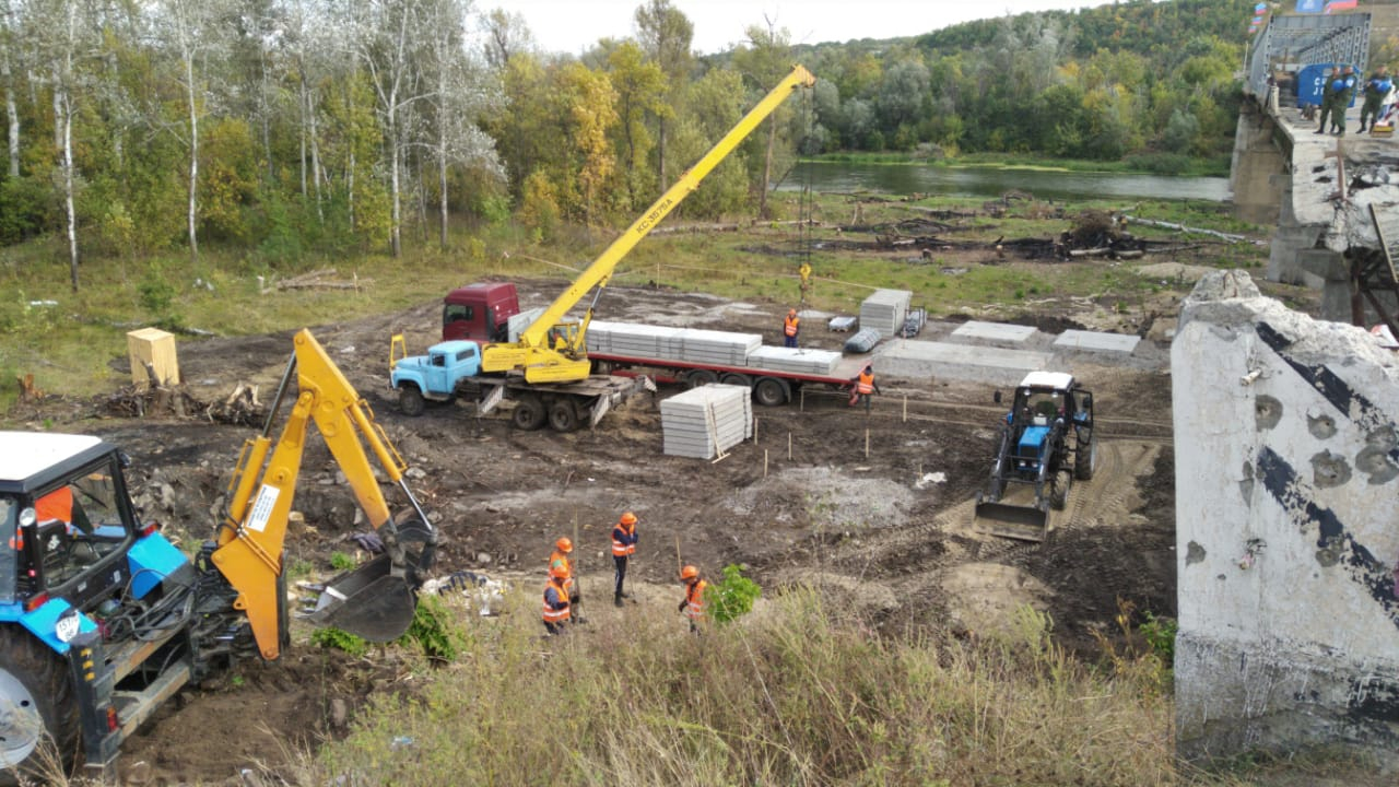 Продолжаются восстановительные работы возле разрушенного моста в Станице Луганской