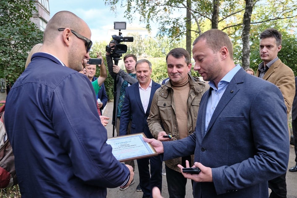 В Славянске впервые за 7 лет спортсмен-паралимпиец получил трехкомнатную квартиру