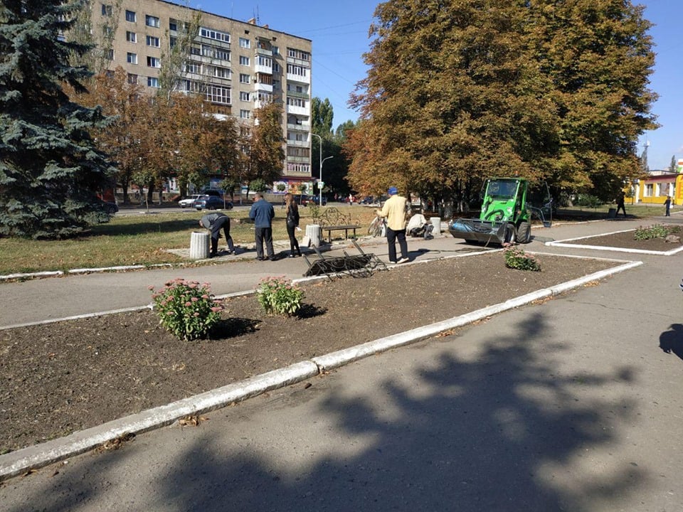 В центре Славянска демонтируют лавочки: фотофакт