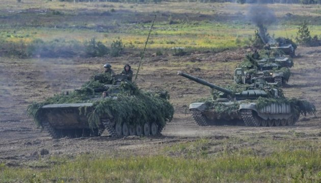 Россия стягивает бронетанковые группы на границу с Украиной: видео