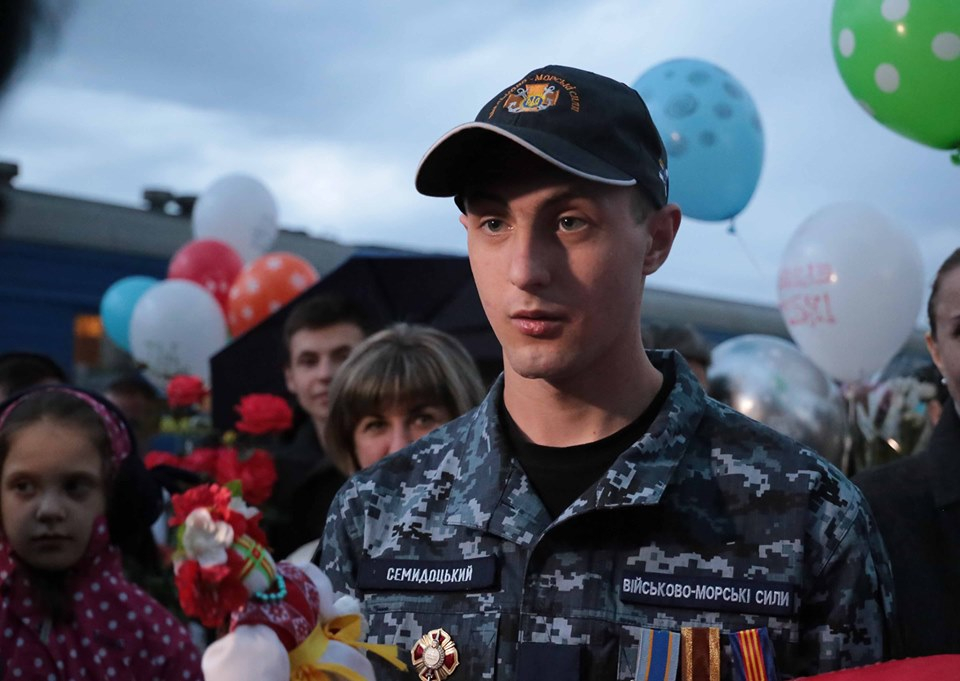 Освобожденный из плена РФ моряк Семидоцкий вернулся на родную Луганщину: трогательные фото