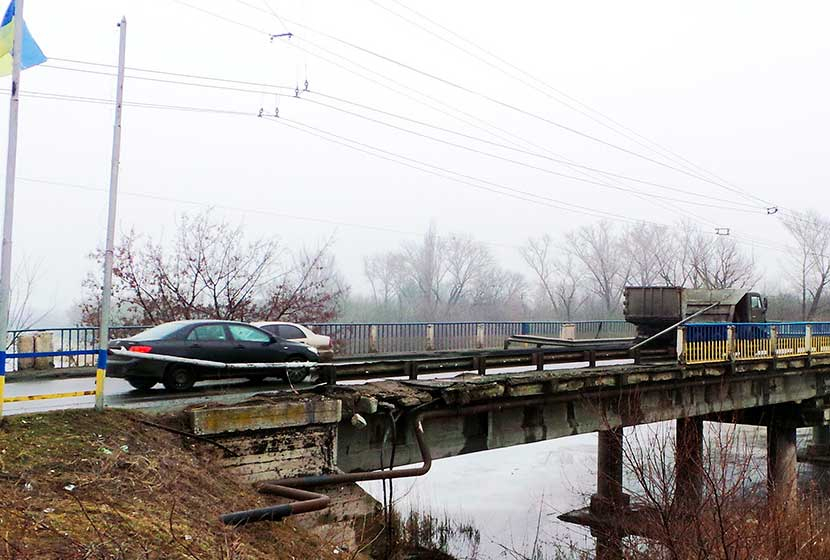 В Славянске мост через Казенный Торец находится в аварийном состоянии, часть перил отсутствует: видео