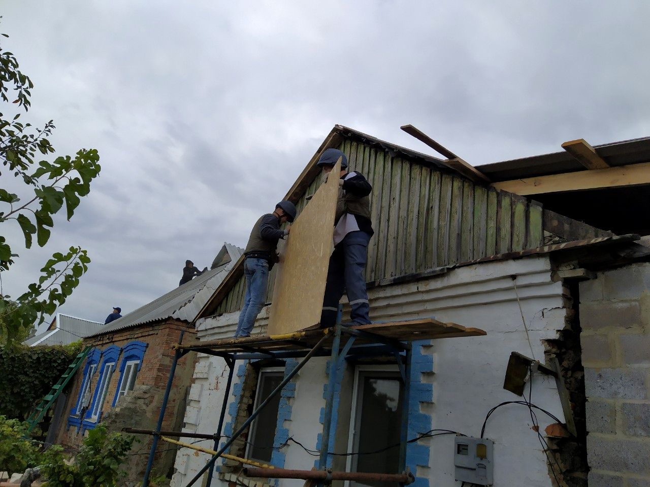 Спасатели восстанавливают разбитое жилье: с начала ООС уже готово 477 домов