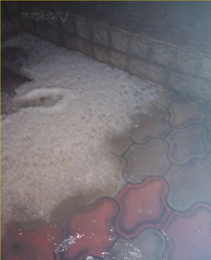 Под Мариуполем выпал снег: фотофакт