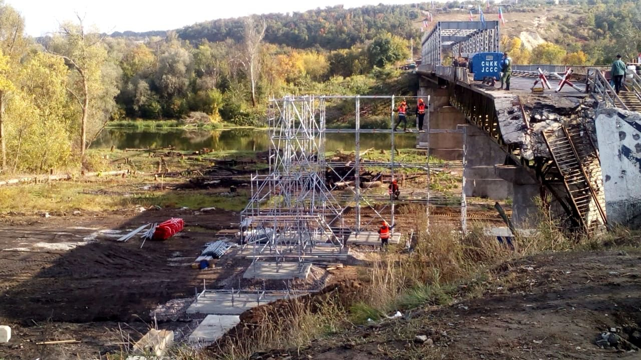 В Станице Луганской устанавливают временный обходной мост