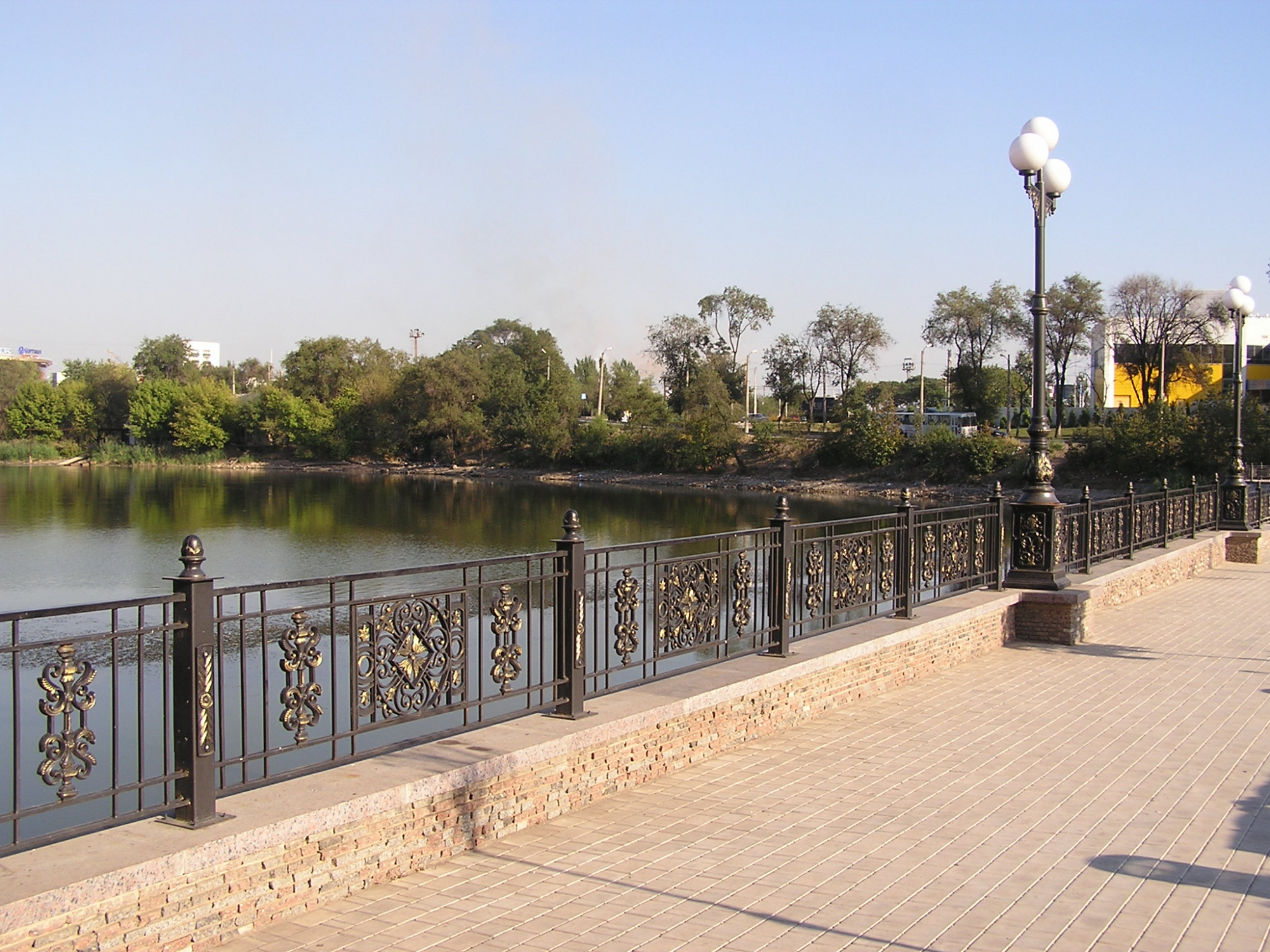 Житель оккупированного Донецка показал осенний парк Щербакова: видео