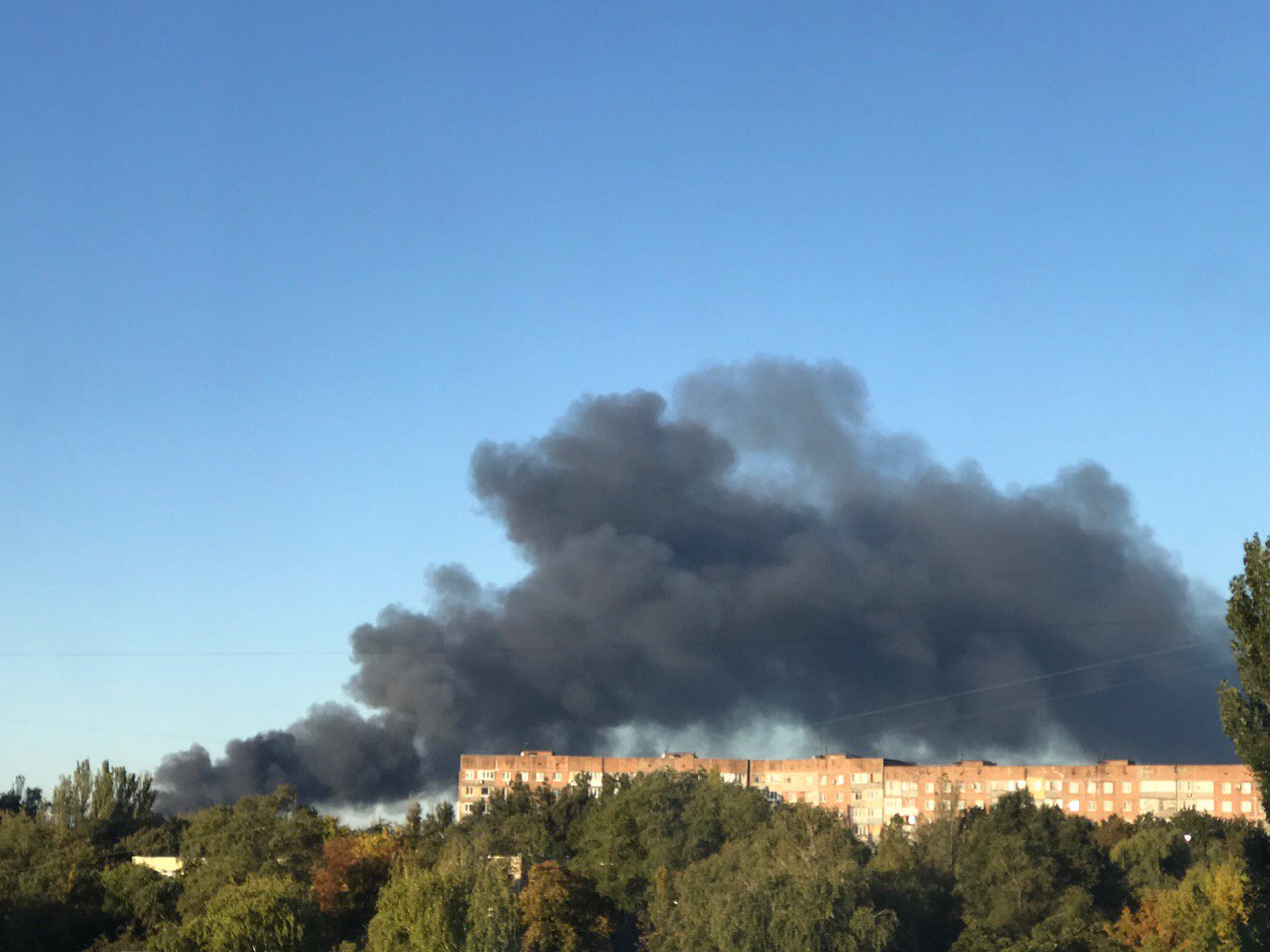 В Донецке горит и взрывается склад боеприпасов боевиков ДНР. Город содрогается от взрывов