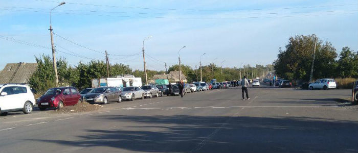 В соцсетях показали очередь на КПП в оккупированной Еленовке