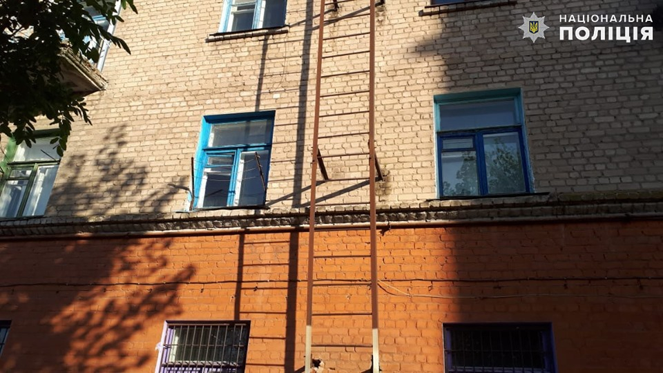 На Луганщине полицейские уговорили ребенка не прыгать с балкона