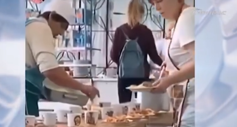 В Краматорске работница столовой накладывала еду голыми руками, руководство комбината детского питания прокомментировало инцидент