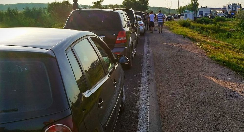 Очереди у пунктов пропуска на Донбассе продолжают увеличиваться: утром в субботу стоят 325 авто