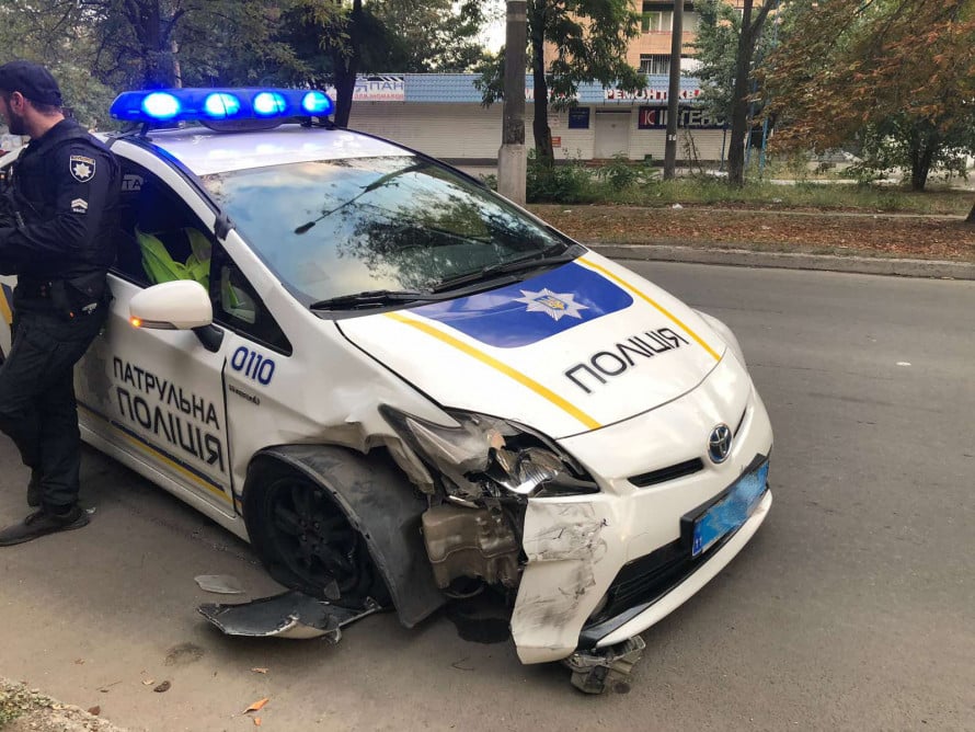 В Мариуполе патрульная полиция протаранила внедорожник с военными: фото