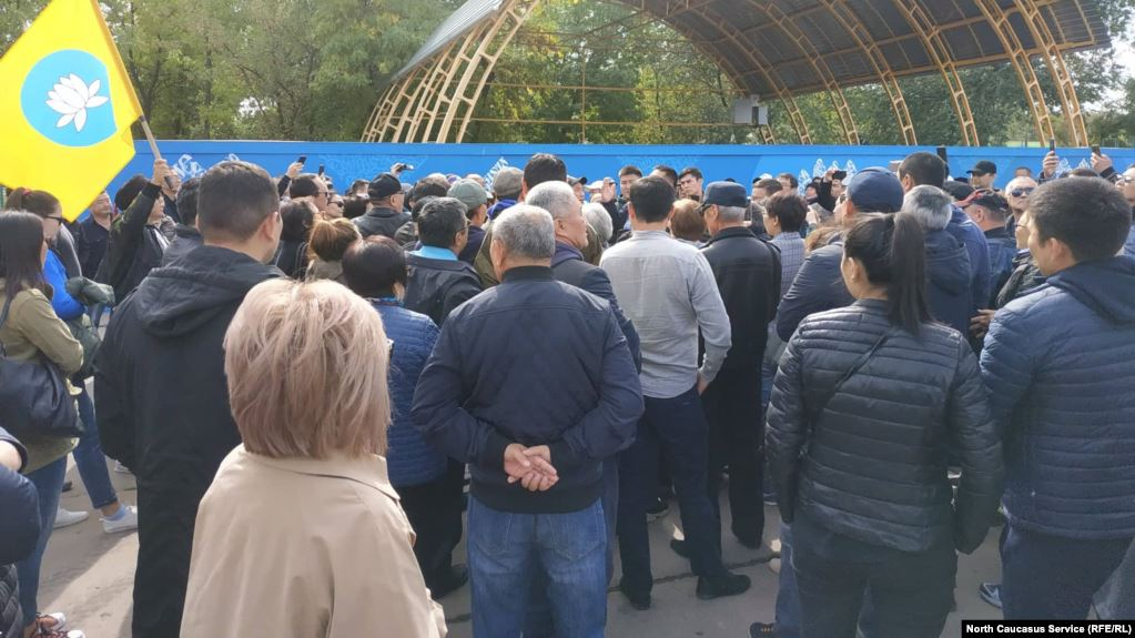 В России жители Элисты вышли на протест против назначения главой города экс-руководителя боевиков из "ДНР"