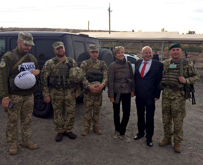 Посол Германии приехала к линии разграничения на Донбассе