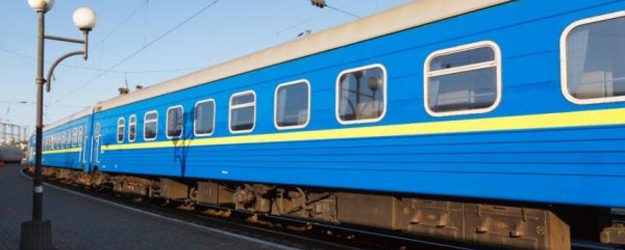 На Луганщине на ходу загорелся пассажирский поезд: видео