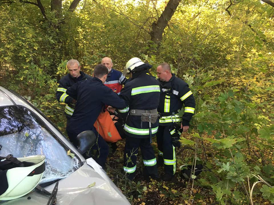 В Константиновке спасли водителя из заблокированной машины