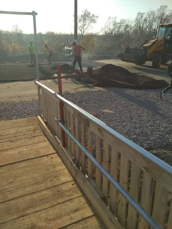 На временном мосту на КПВВ в Станице Луганской установили перила и защитное ограждение: фото