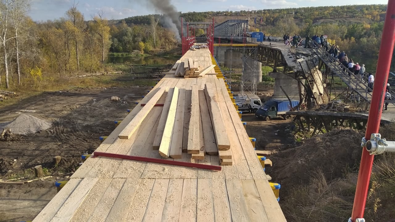 В Станице Луганской закончили временный мост через реку