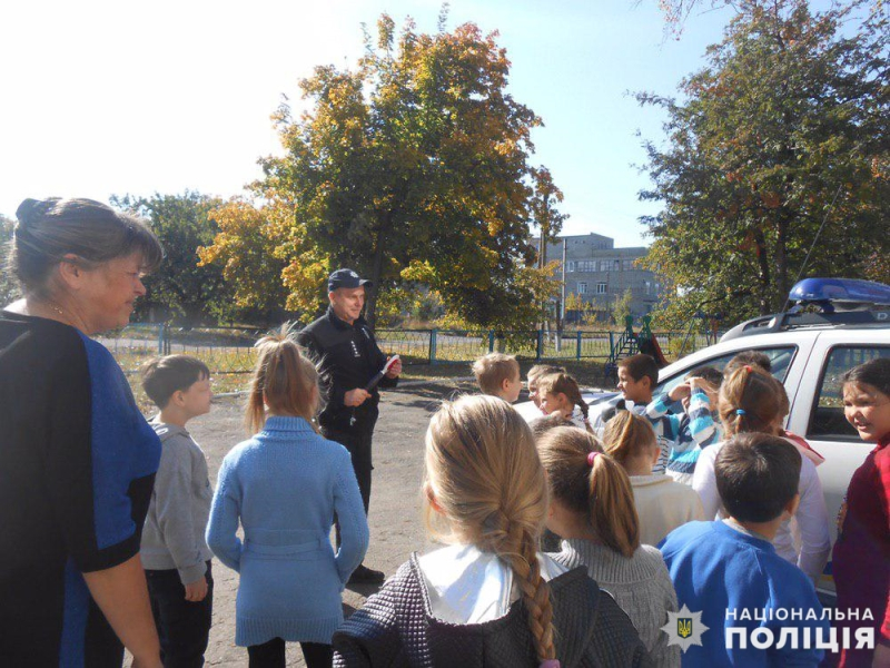 В Авдеевке полицейские обучали правилам дорожного движения юных пешеходов