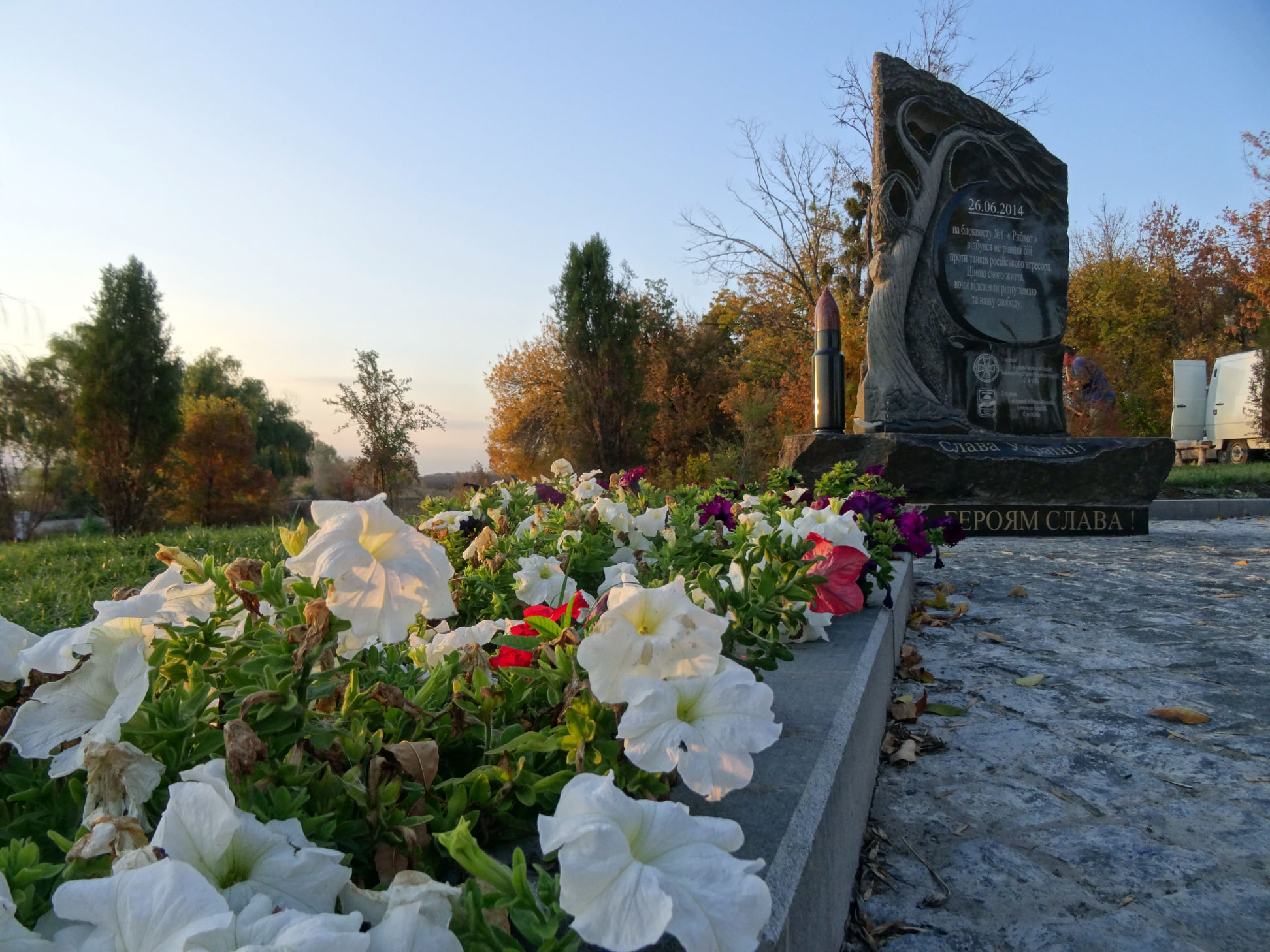 В Славянске добровольцы облагораживают Мемориал погибшим воинам в АТО, здесь будут цвести тюльпаны: фото