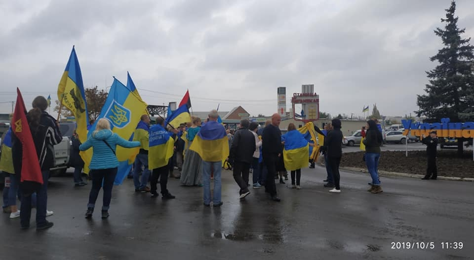 В Станице Луганской протестовали против разведения сил: фото, видео