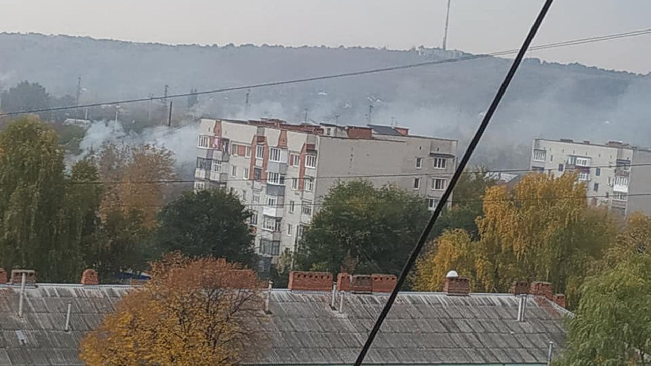 В Славянске массово жгут костры, в соцсетях "разгорелась" дискуссия по поводу осеннего сжигания листьев и мусора