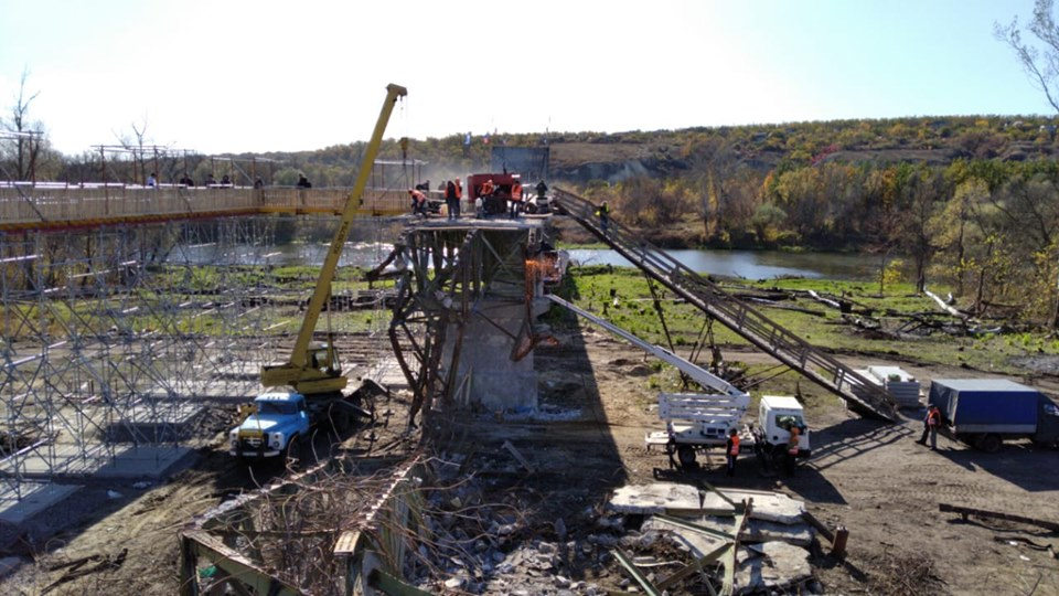 В Станице Луганской продолжаются восстановительные работы возле разрушенного моста: новые фото