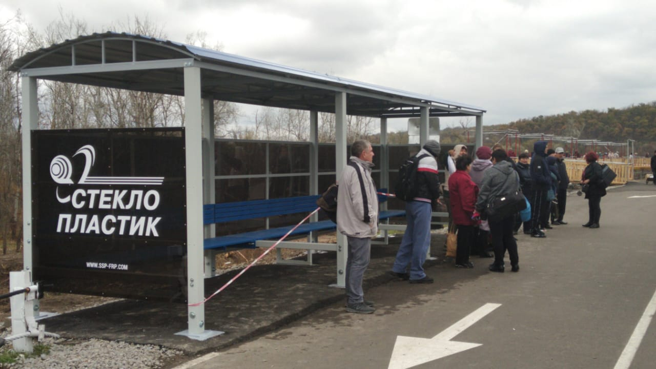 Возле разрушенного моста в Станице Луганской установили автобусную остановку: фото