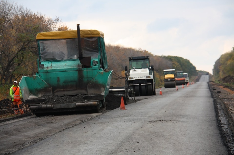 На Луганщине ремонтируют трассу на Харьков