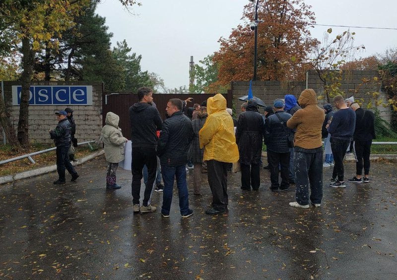 Активисты Мариуполя пришли под здание офиса ОБСЕ с митингом: фото