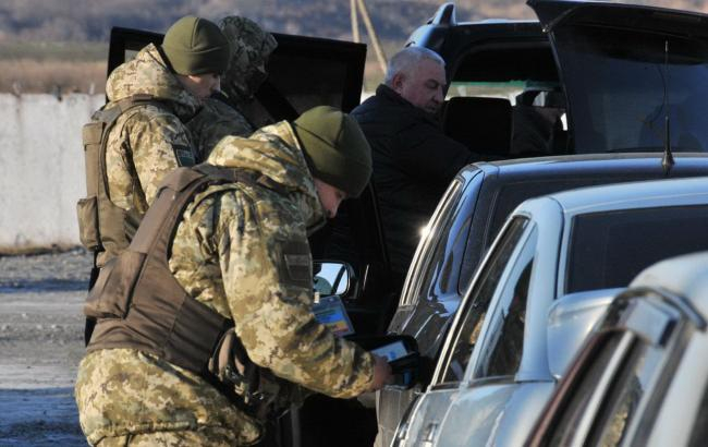 На Донбассе сегодня утром зафиксировано огромное скопление авто на выезд у КПВВ "Марьинка" и "Майорское"
