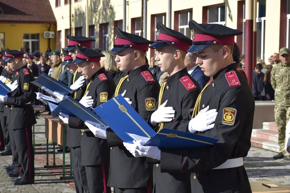 Первокурсники Луганского областного лицея с усиленной военно-физической подготовкой принесли торжественную клятву лицеиста: фото