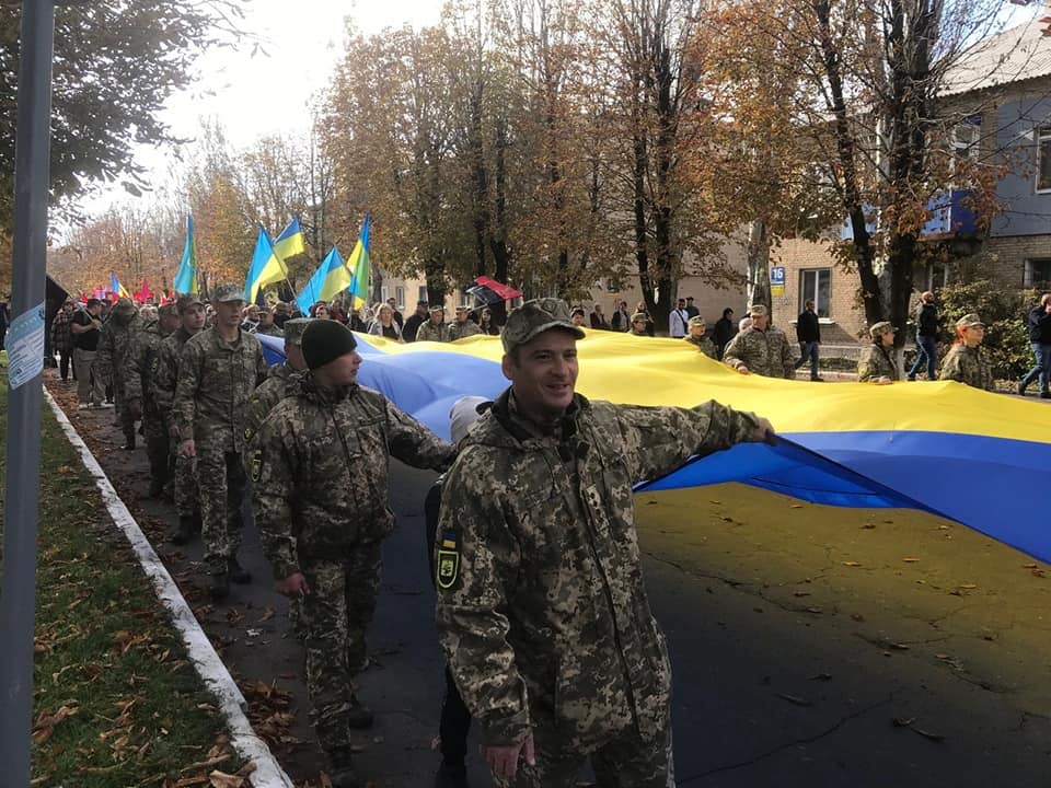 В Покровске состоялось торжественное шествие ко Дню защитника Украины и был открыт памятник Шевченко: фото