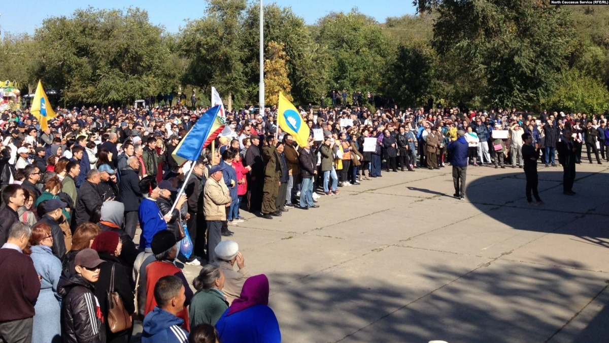В Элисте тысячи людей вышли на митинг против экс-главаря "ДНР": фотофакт