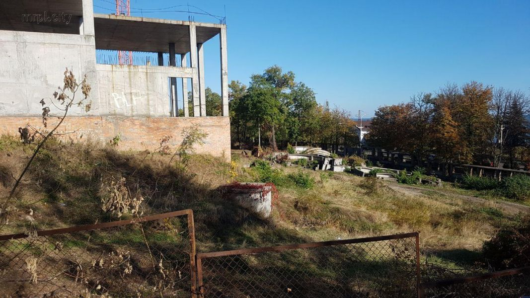 В Мариуполе опасный недострой полностью открыт для горожан: фото