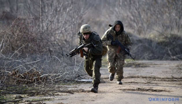 Противник 21 раз обстрелял позиции ООС, ранен один украинский воин