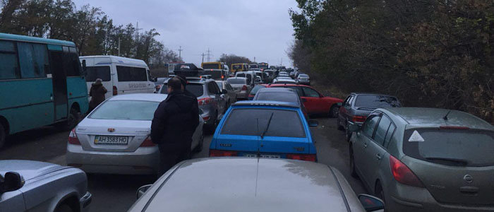 Ситуация в КПВВ на Донбассе: днем на "Александровке" пробка из 140 машин