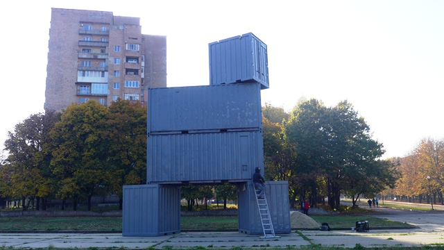 В Краматорске собирают арт-объект из контейнеров