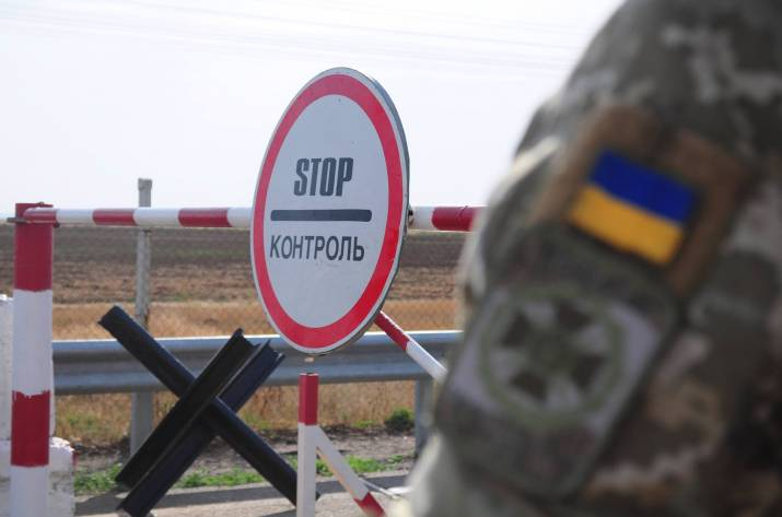 Кабмин решил отложить на месяц постановление, которое меняет правила пересечения КПВВ на Донбассе