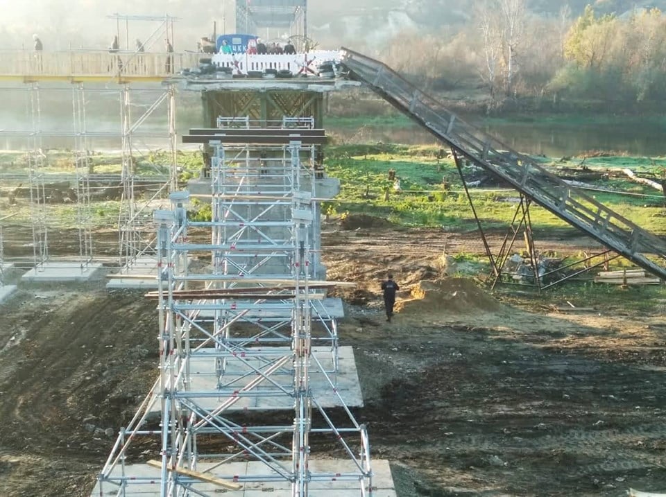 В Станице Луганской продолжается восстановление разрушенного моста: новые фото