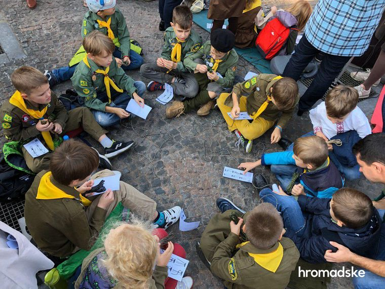 На Майдане Независимости дети сплели самый длинный браслет в Украине, который передадут военным на Донбассе