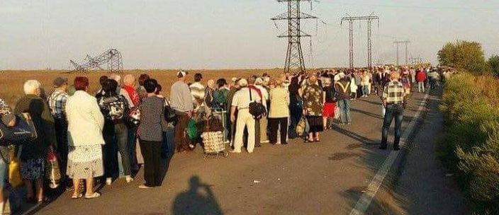 "Общая очередь далеко на мосту": в соцсетях описали ситуацию в КПВВ на Донбассе