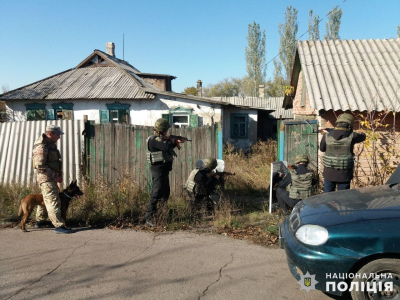 В прифронтовом Торецке полицейские провели учебную спецоперацию