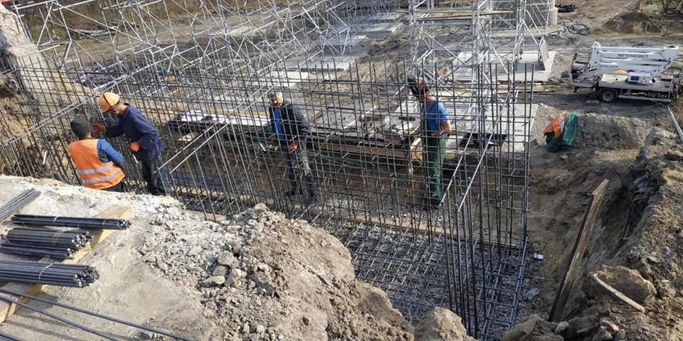 В Станице Луганской продолжили восстановительные работы моста: новые фото