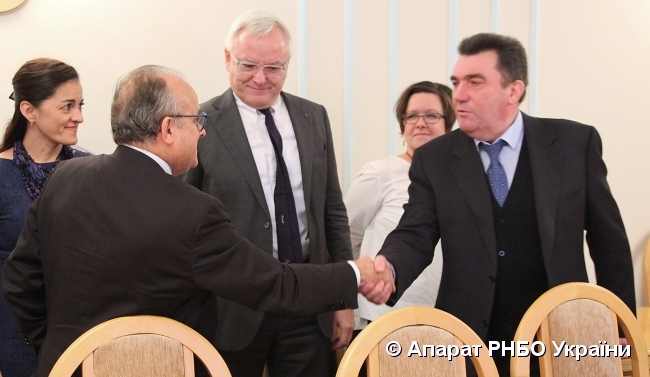 Секретарь СНБО обсудил с политическим директором ЕС внешних воздействий вопросы войны на Донбассе