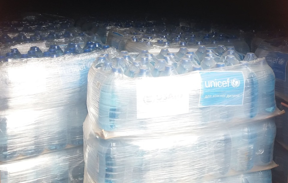 В детсады Лисичанска доставлял воду Международный фонд при поддержке UNICEF: фотофакт