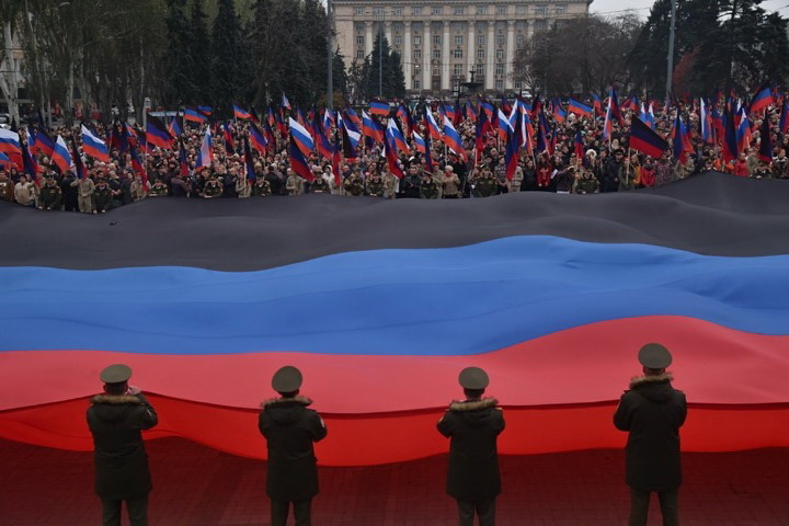В оккупированном Донецке отпраздновали так называемый "день флага": фото